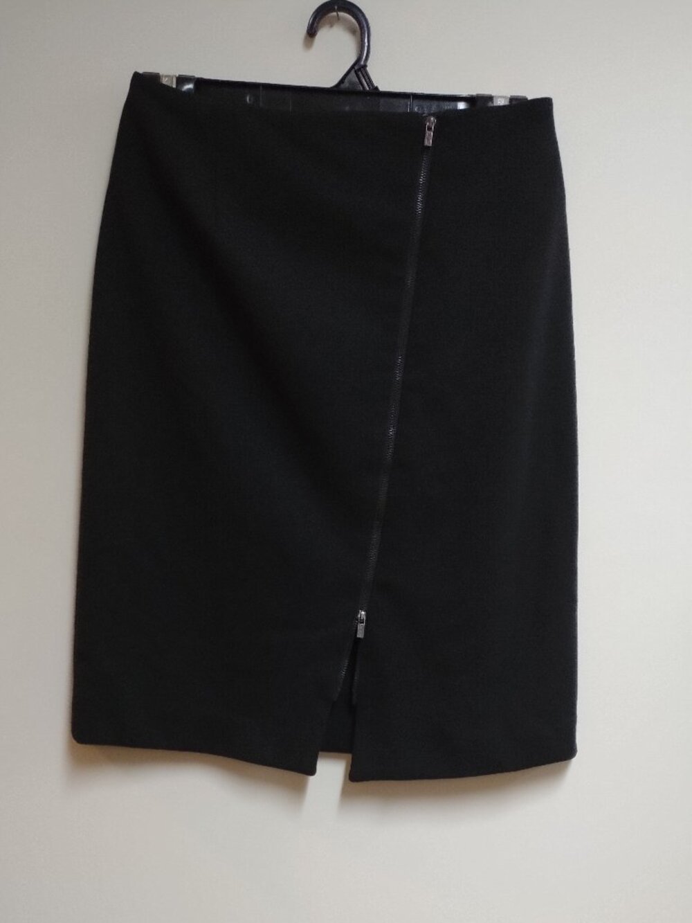 Calvin Klein Black Ponte Knit Skirt with Diagonal Zipper, size 2